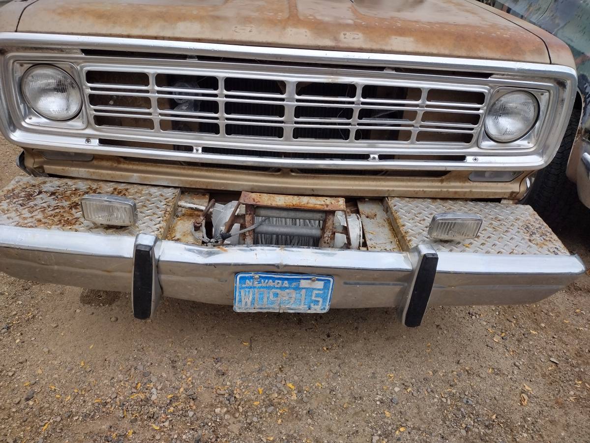 Dodge-power-wagon-1976-14