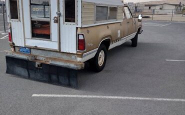Dodge-power-wagon-1976-3