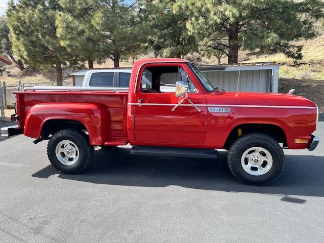 Dodge-power-wagon-1979-red-2