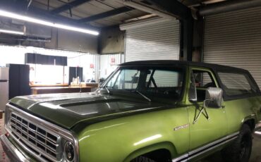Dodge-ram-charger-1976-green