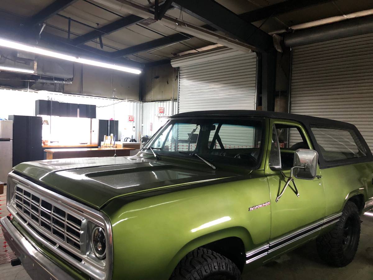 Dodge-ram-charger-1976-green