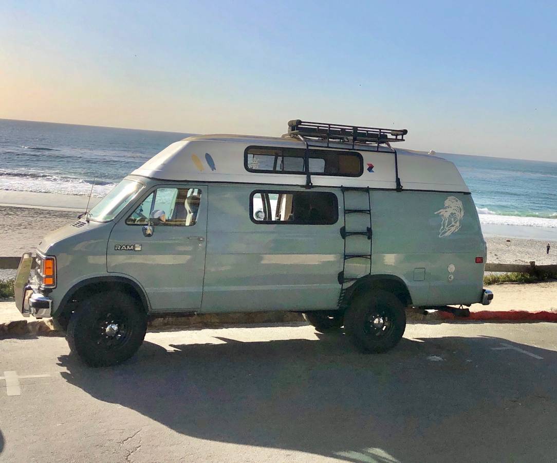 Dodge-ram-van-1986-custom-3