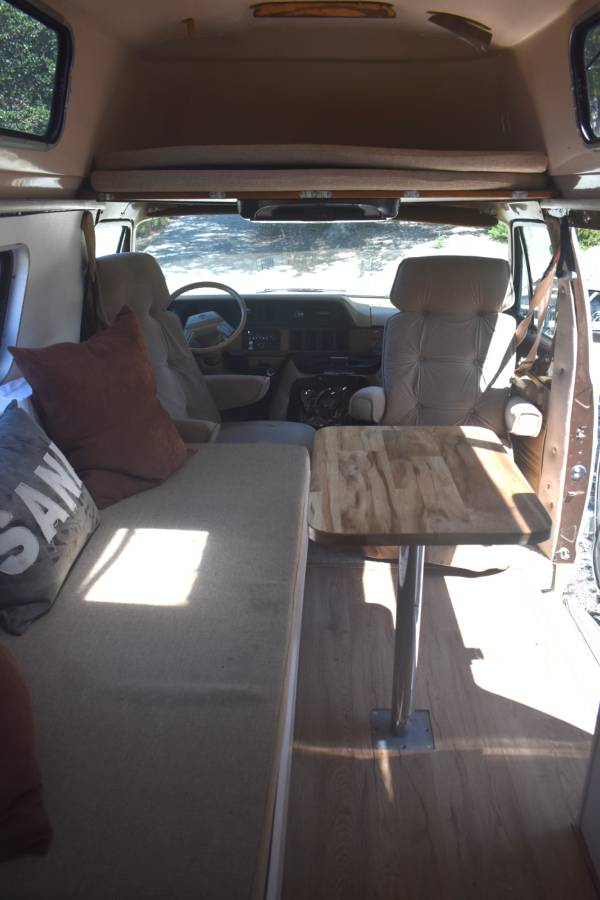 Dodge-ram-van-1986-custom-7