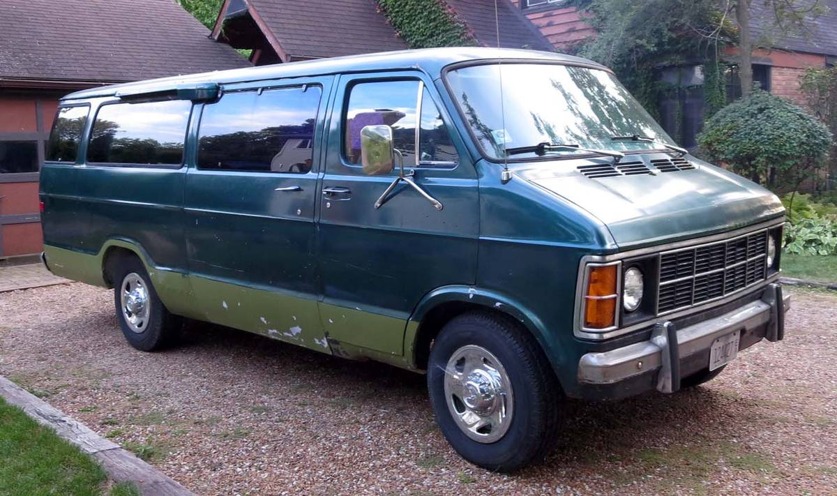 Dodge-sportsman-1980-green-2
