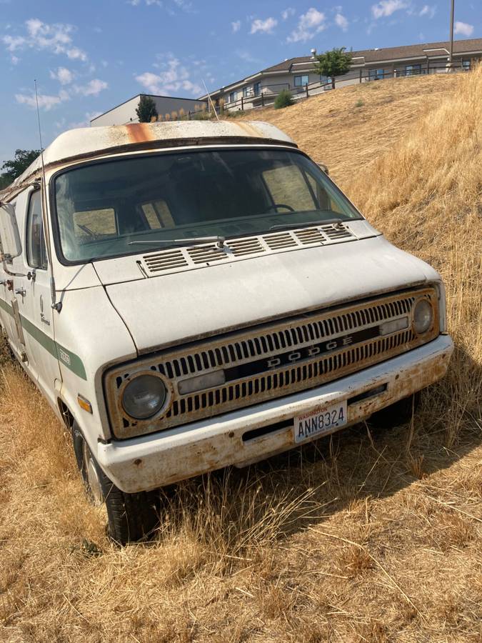 Dodge-tradesman-pop-up-1972-white-3