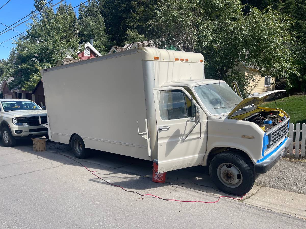 E-350-ford-econoline-box-truck-14-1984-custom-3