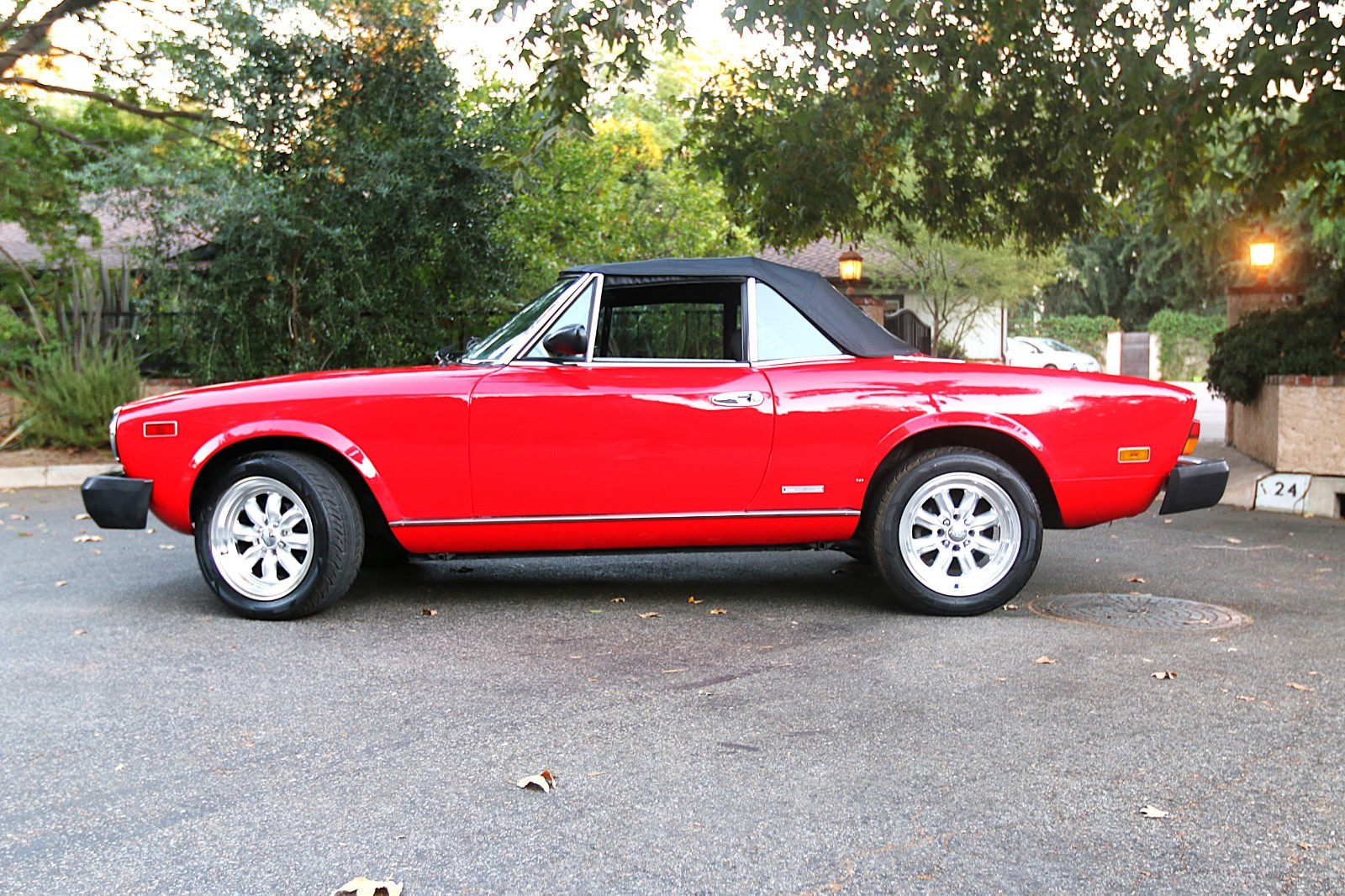 Fiat-124-Spider-1984-Convertible-3
