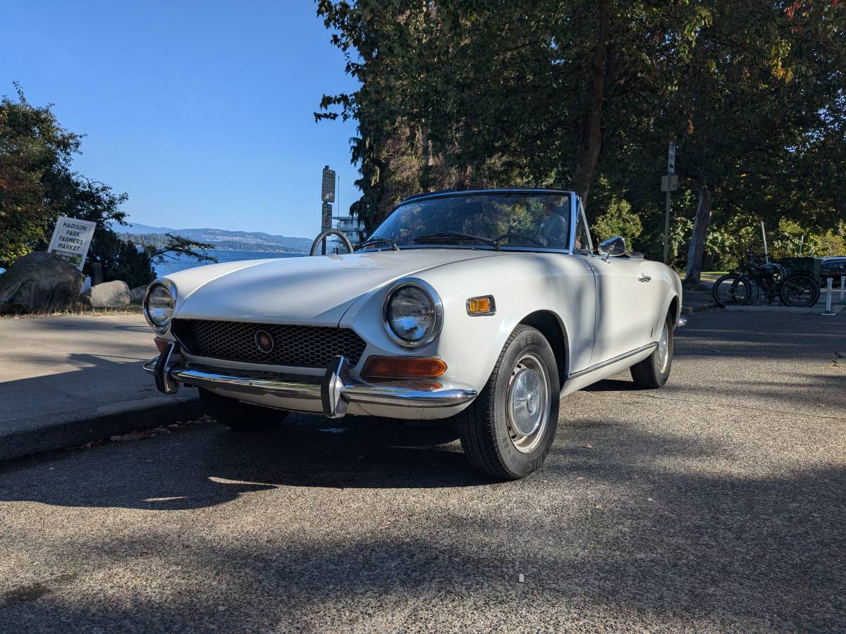 Fiat-124-bs-spider-1971-white-17
