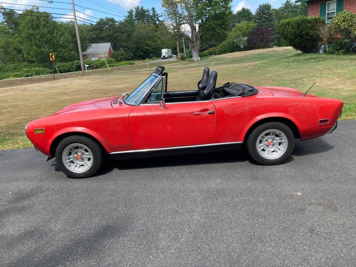 Fiat-124-spider-1975-red-4
