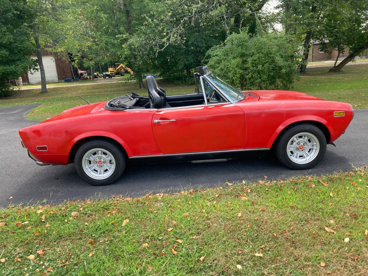Fiat-124-spider-1975-red-5
