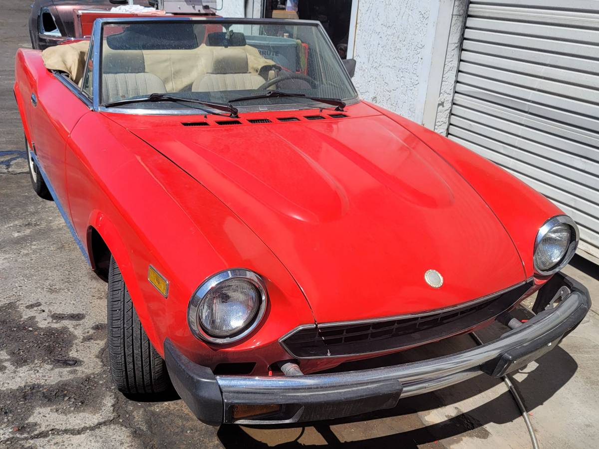 Fiat-124-spider-1981-red