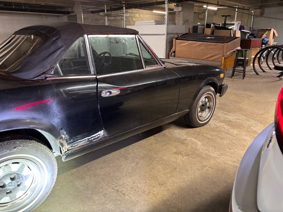 Fiat-spider-2000-1982-black-2