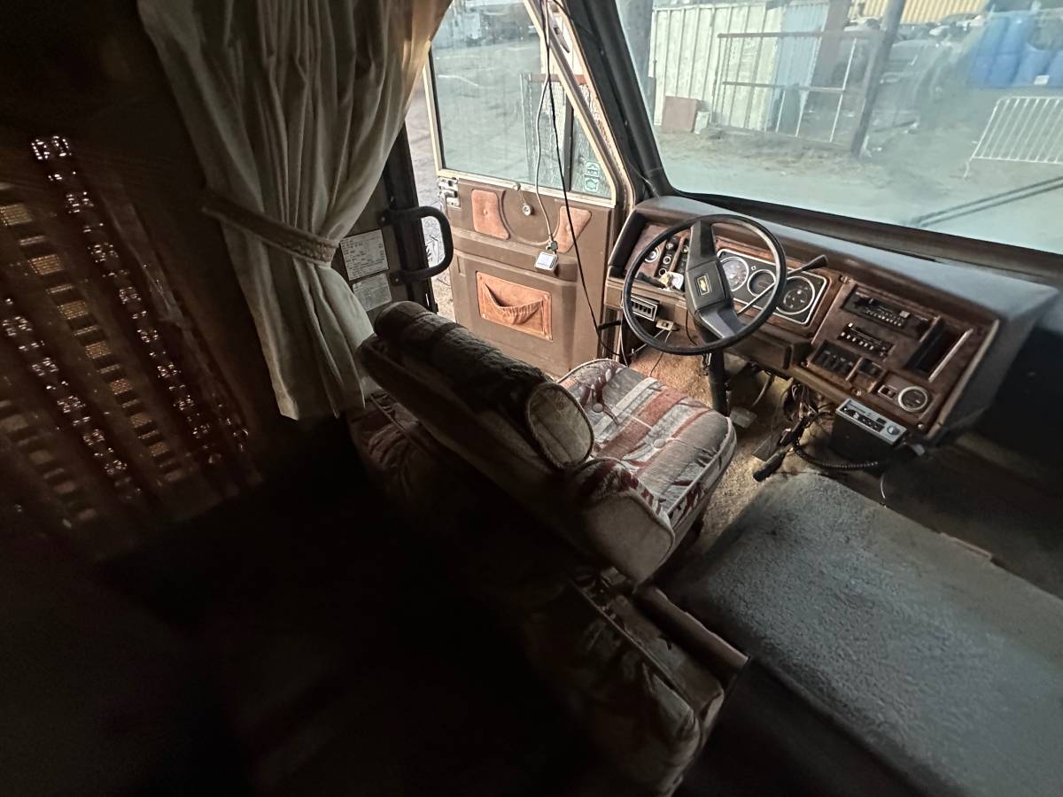 Fleetwood-pace-arrow-32-ft-1984-11