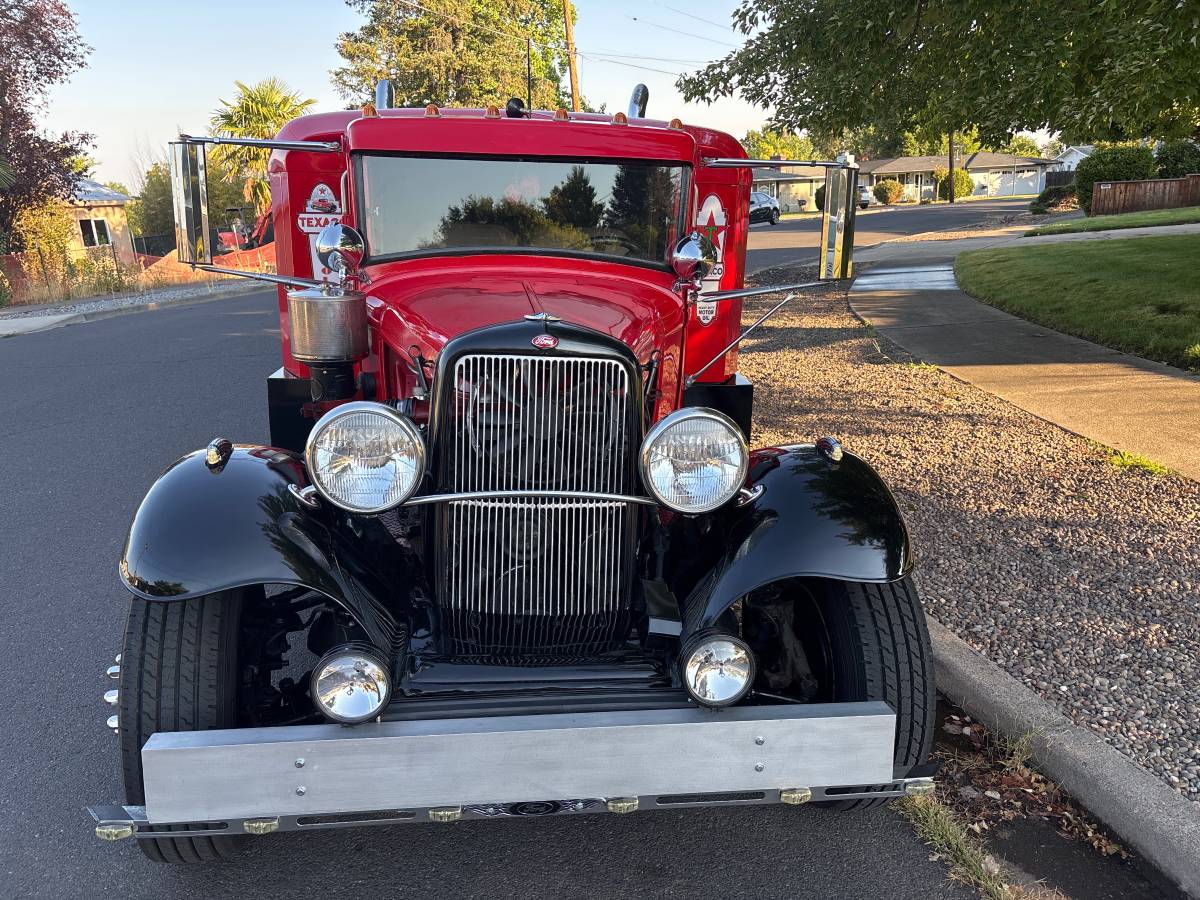Ford-1-ton-1932-red-1