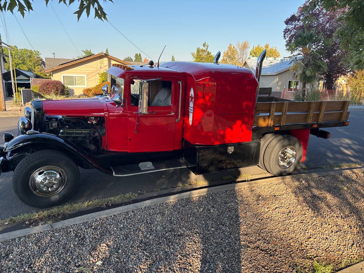 Ford-1-ton-1932-red-2