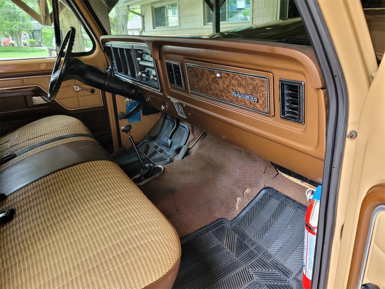 Ford-12-ton-pickup-1978-Tan-and-black-tan-12