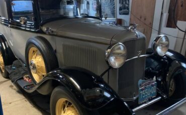 Ford-2-door-sedan-1932-1