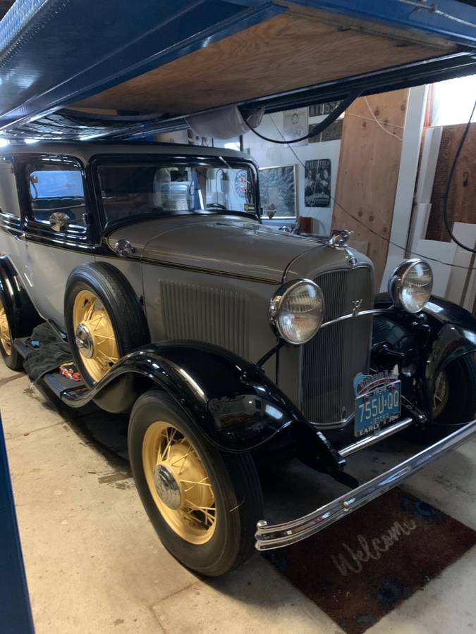 Ford-2-door-sedan-1932-1