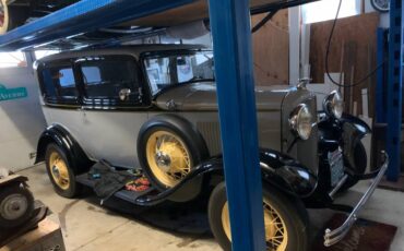 Ford-2-door-sedan-1932-2
