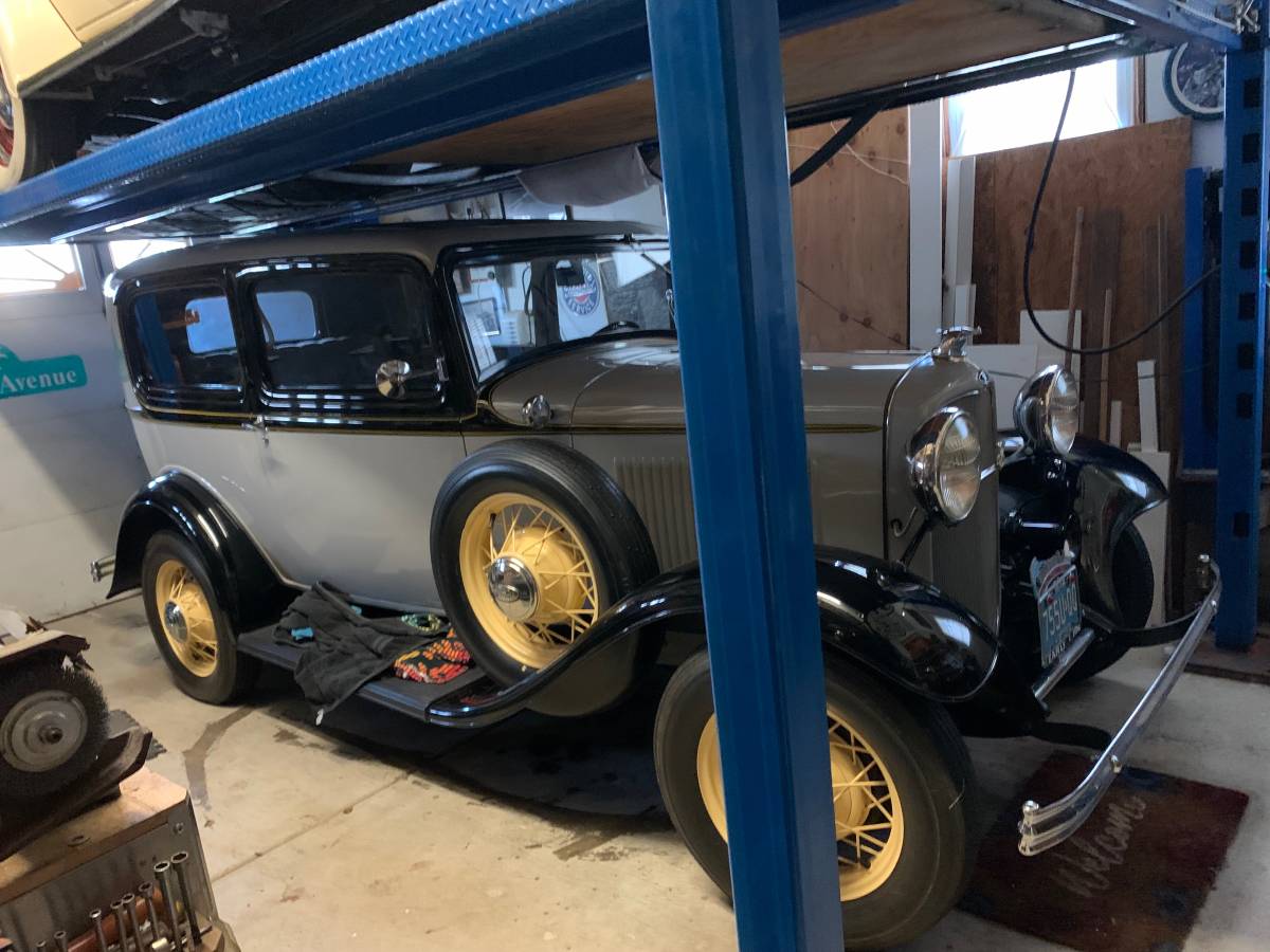 Ford-2-door-sedan-1932-2