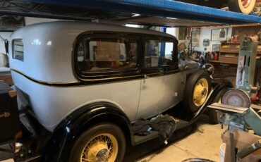 Ford-2-door-sedan-1932-3