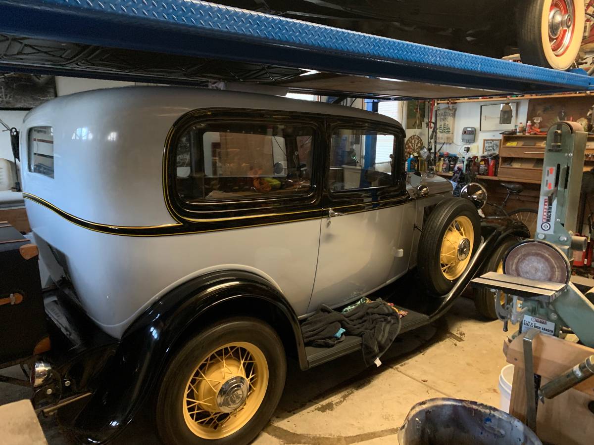 Ford-2-door-sedan-1932-3