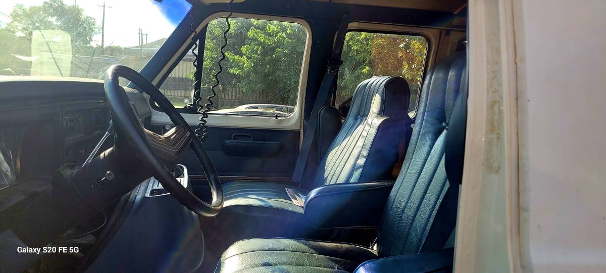 Ford-350-super-duty-full-size-van-1987-white-4