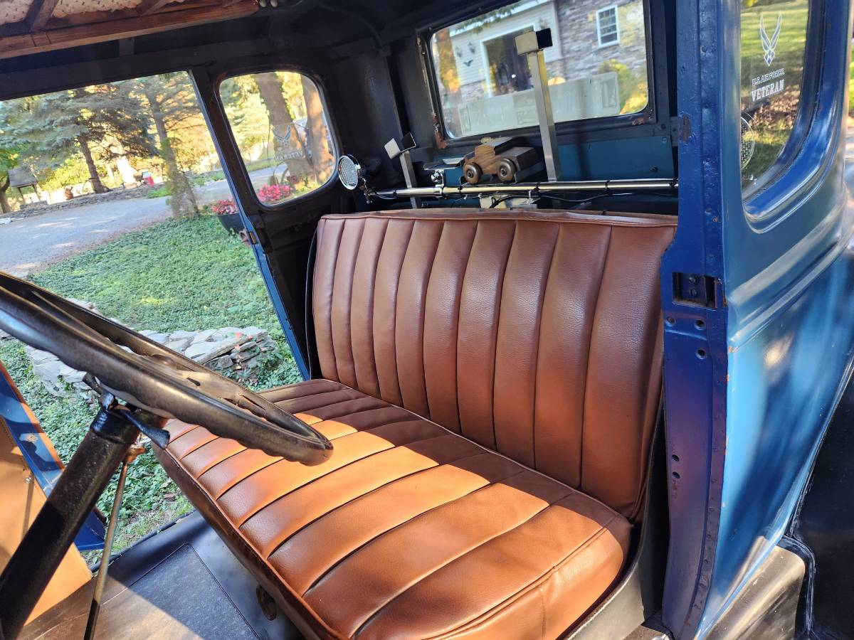 Ford-5-window-coupe-1930-blue-10