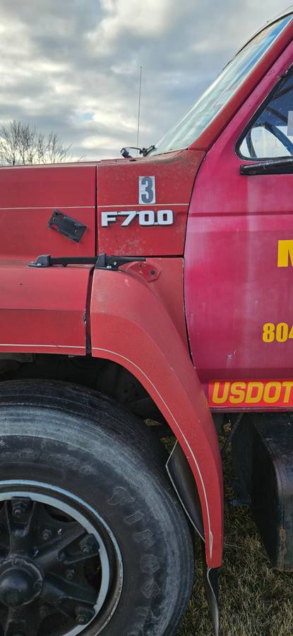 Ford-700-diesel-1987-red-1
