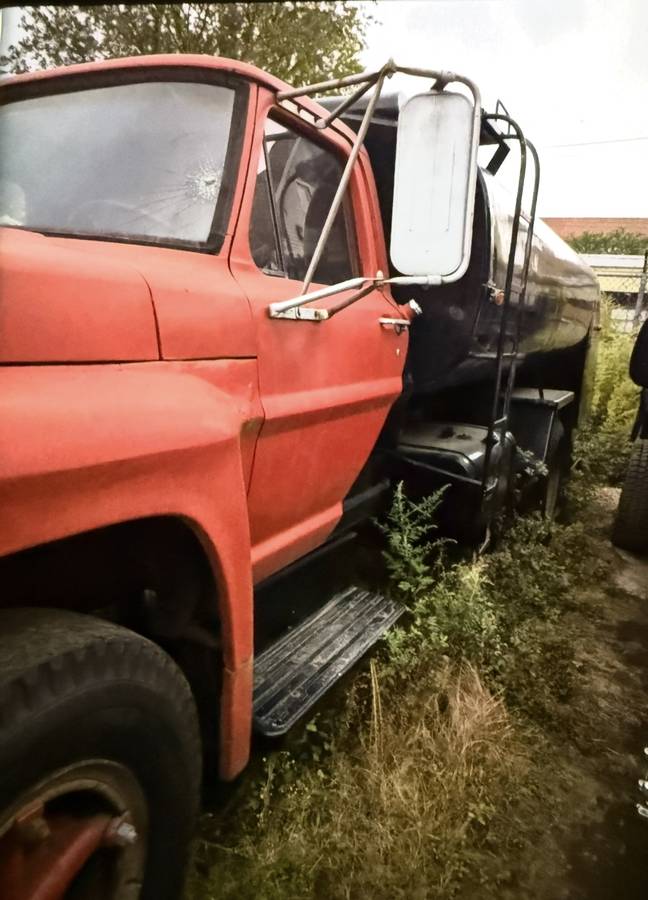 Ford-700-oil-truck-1969-2