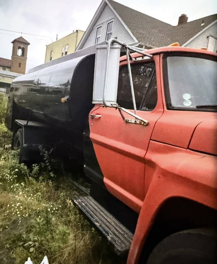 Ford-700-oil-truck-1969-3
