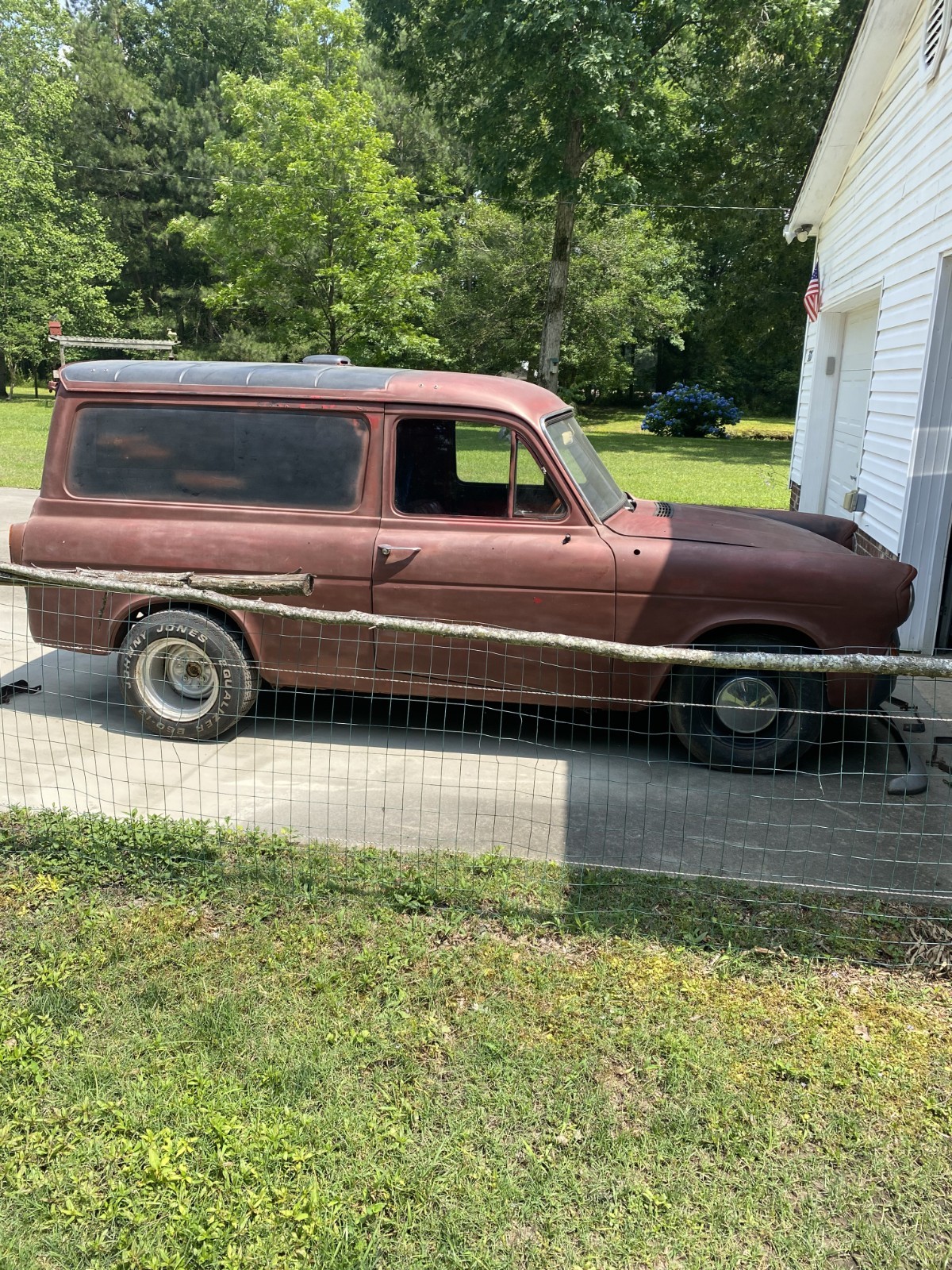 Ford-Anglia-1964-250-Panel-Van-3