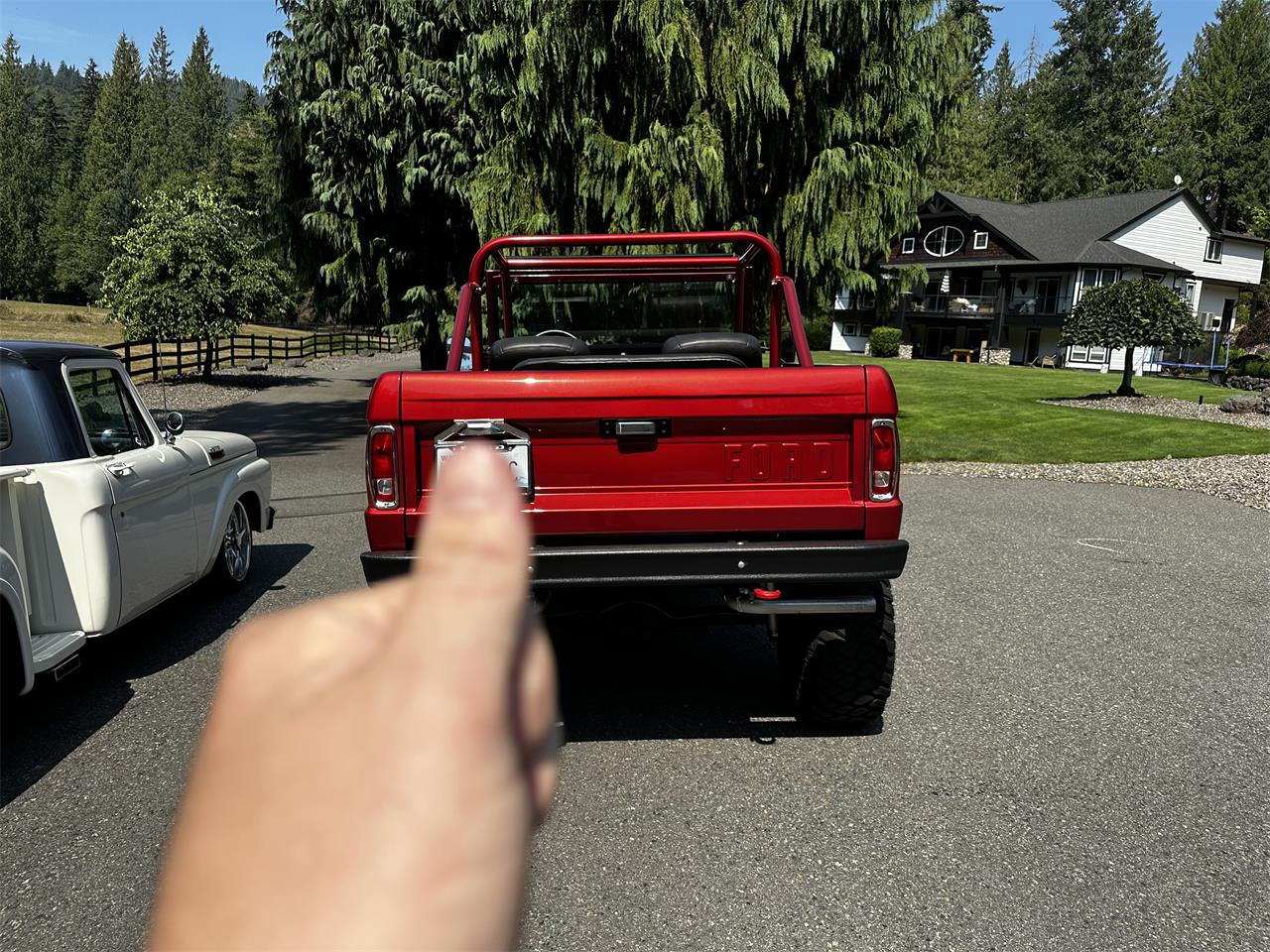 Ford-Bronco-1966-Red-black