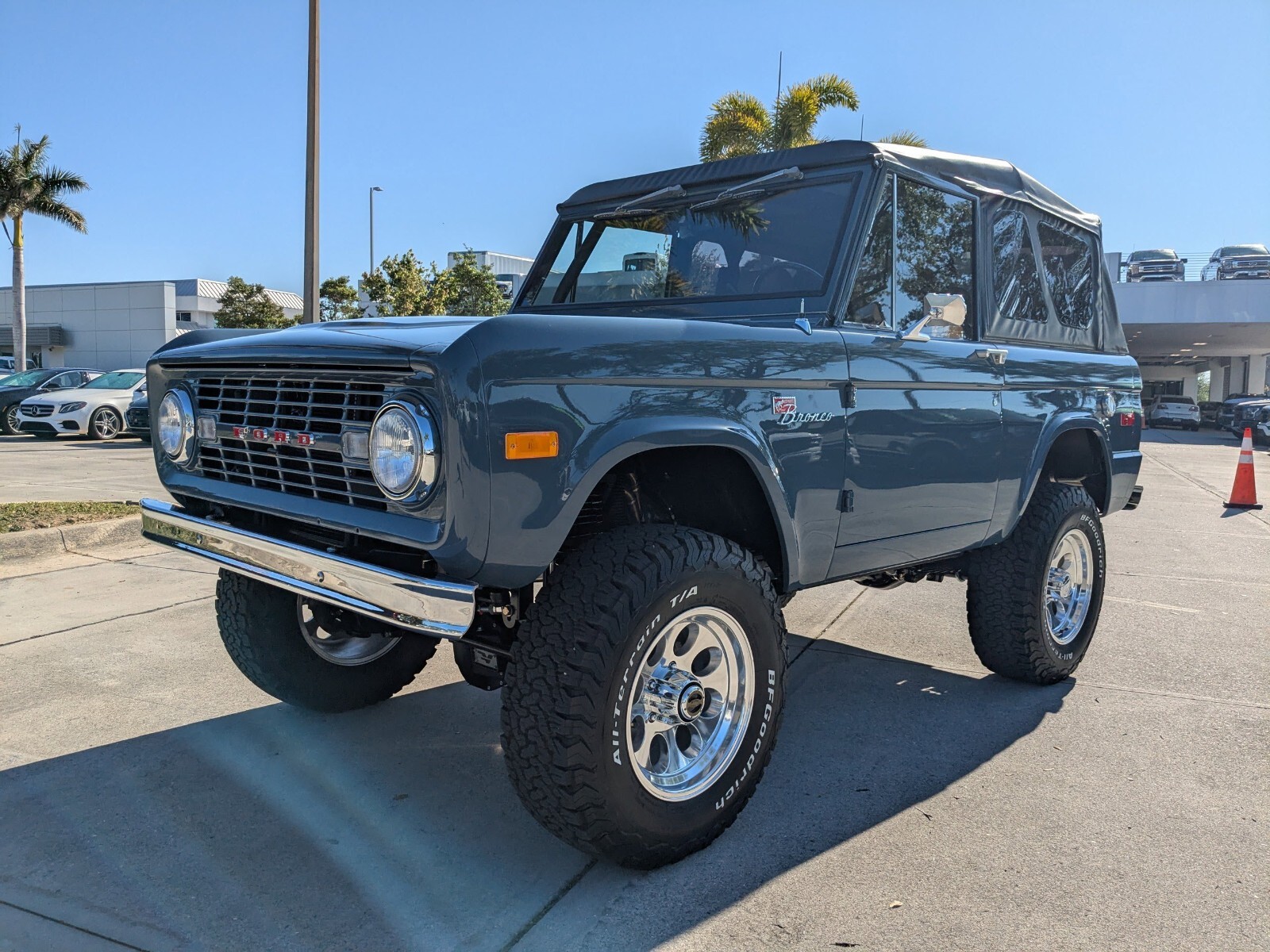 Ford-Bronco-1966-SUV-3