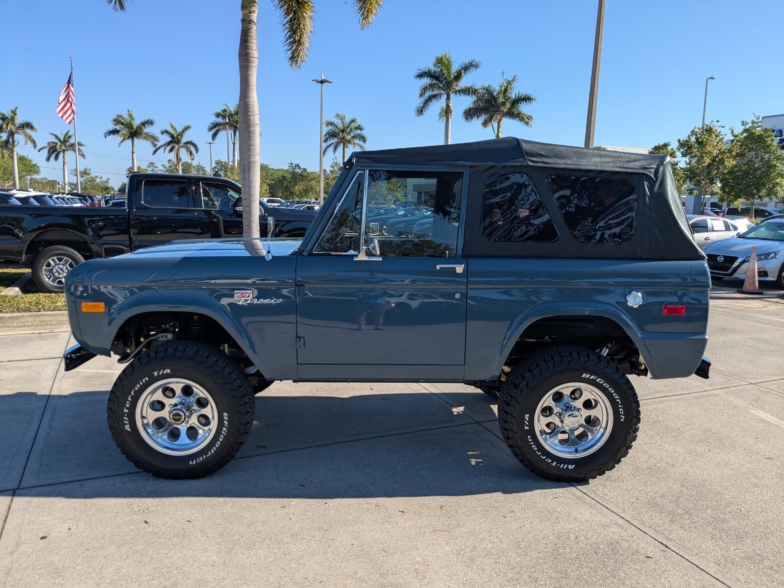 Ford-Bronco-1966-SUV-4