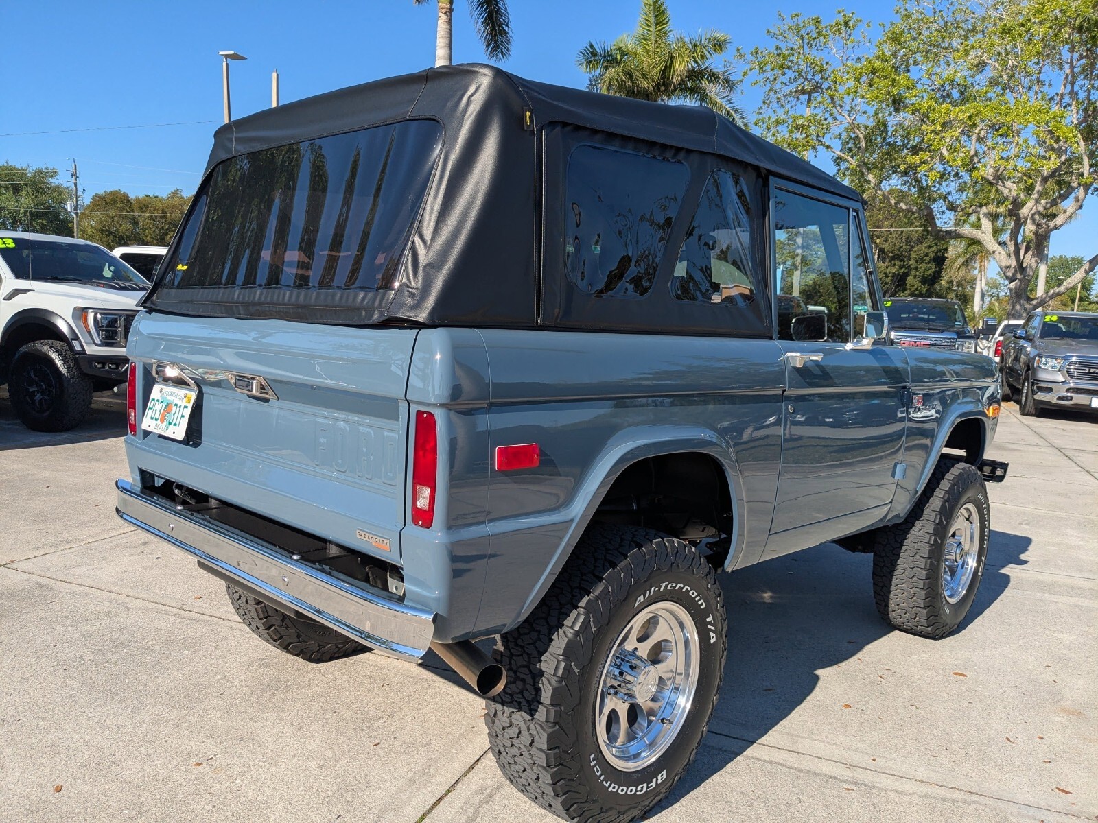 Ford-Bronco-1966-SUV-8