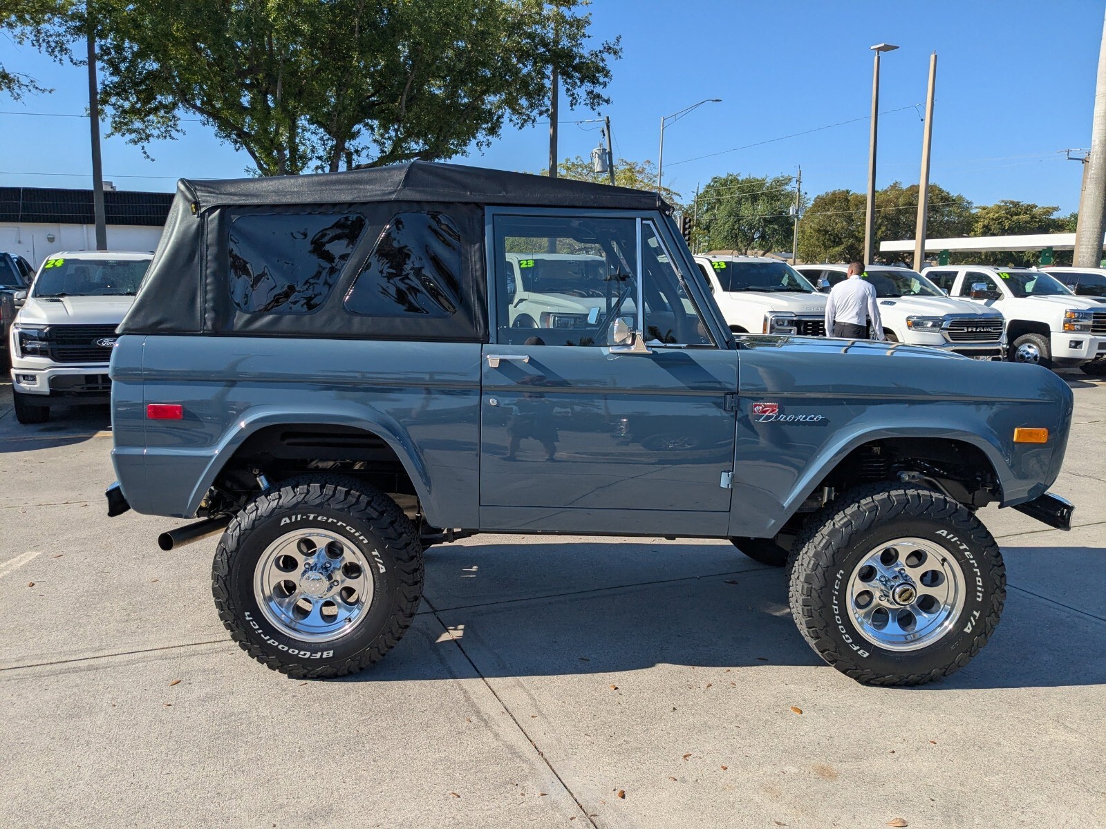 Ford-Bronco-1966-SUV-9