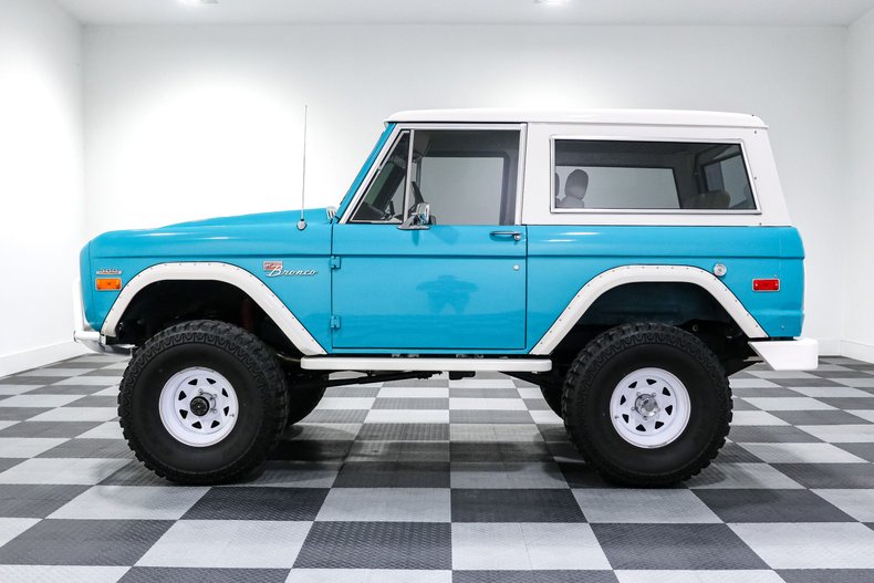 Ford-Bronco-1971-BLUE-White-2