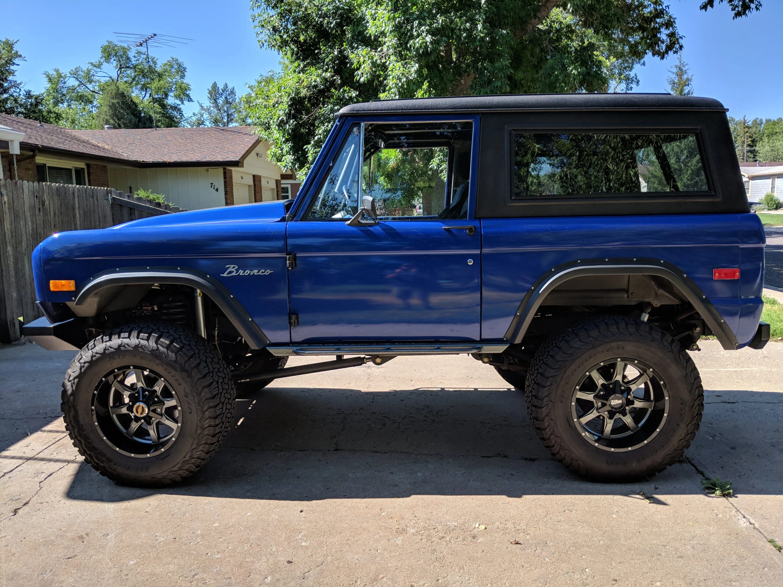 Ford-Bronco-1971-Blue-Black-10