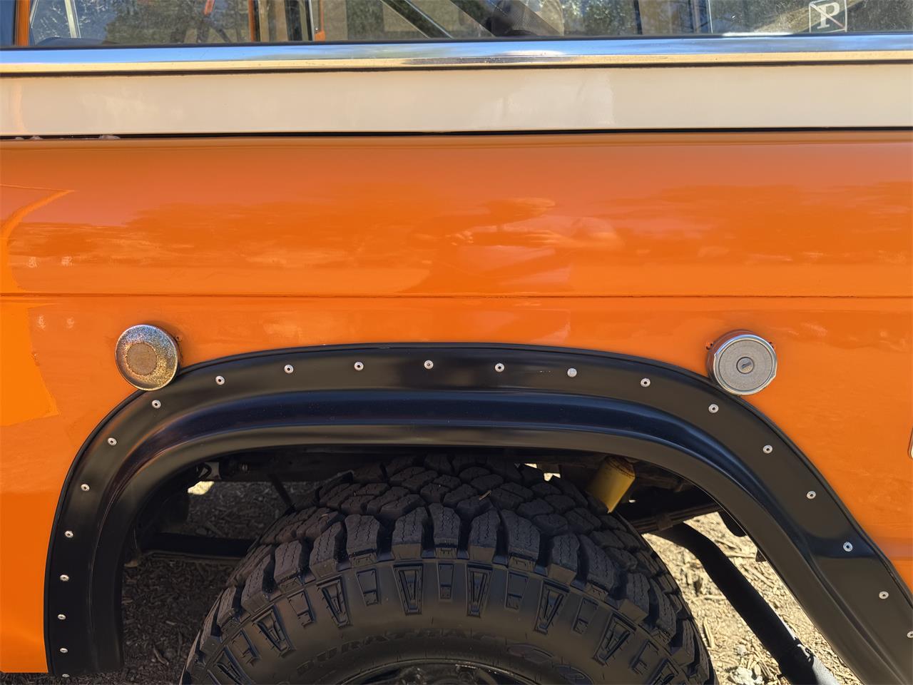 Ford-Bronco-1971-Orange-Black-12