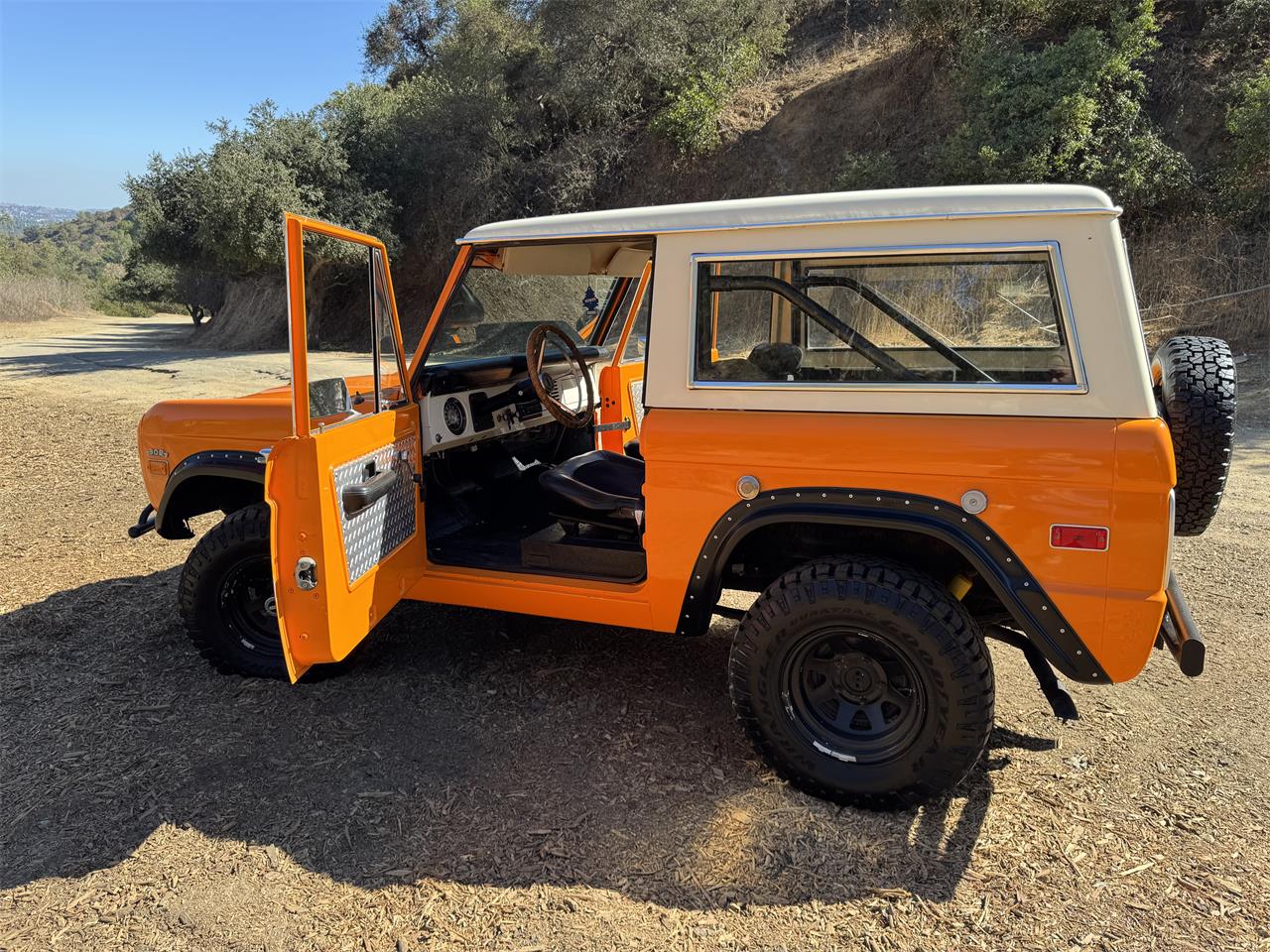 Ford-Bronco-1971-Orange-Black-4