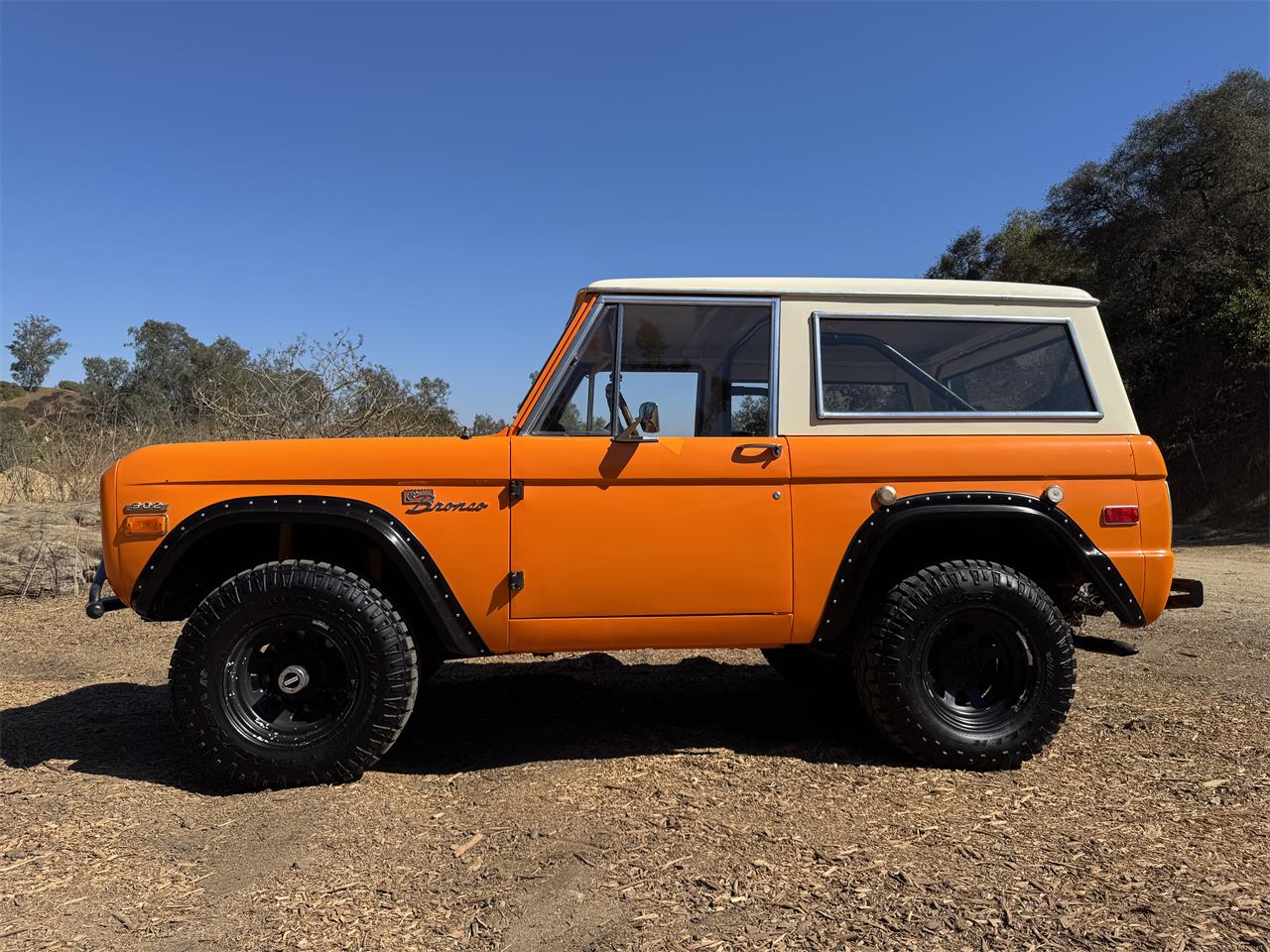 Ford-Bronco-1971-Orange-Black
