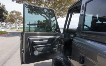 Ford-Bronco-1972-Magnetic-Metallic-Black-3