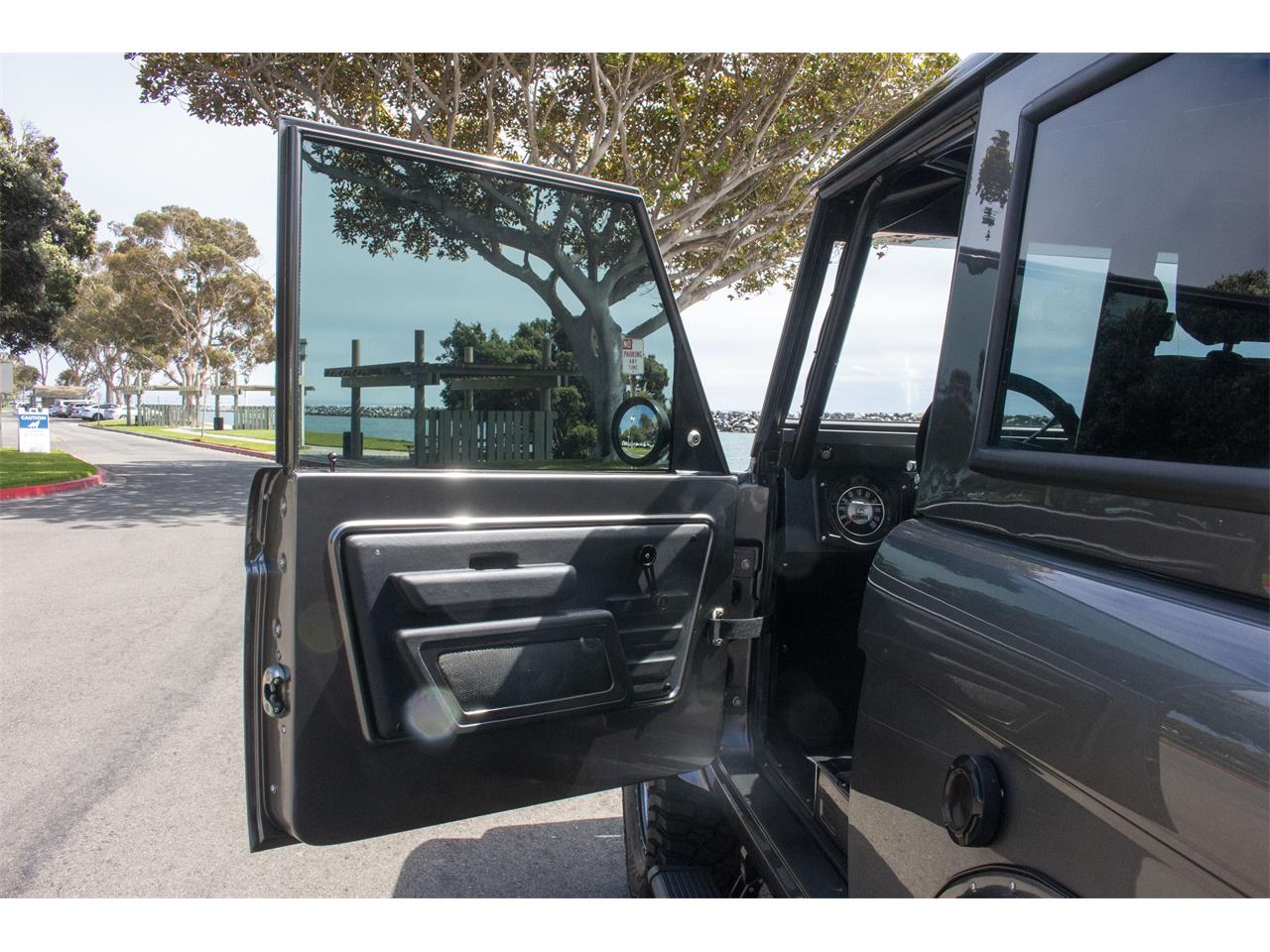 Ford-Bronco-1972-Magnetic-Metallic-Black-3
