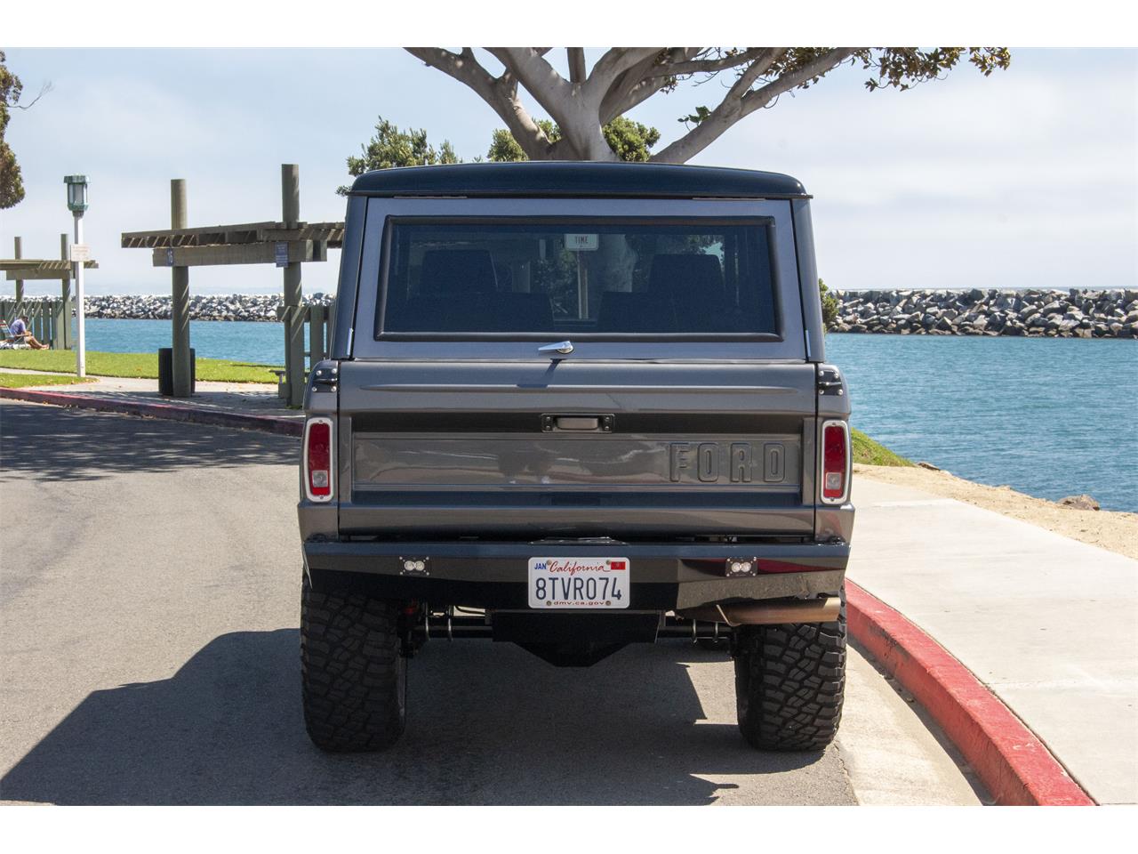 Ford-Bronco-1972-Magnetic-Metallic-Black-33