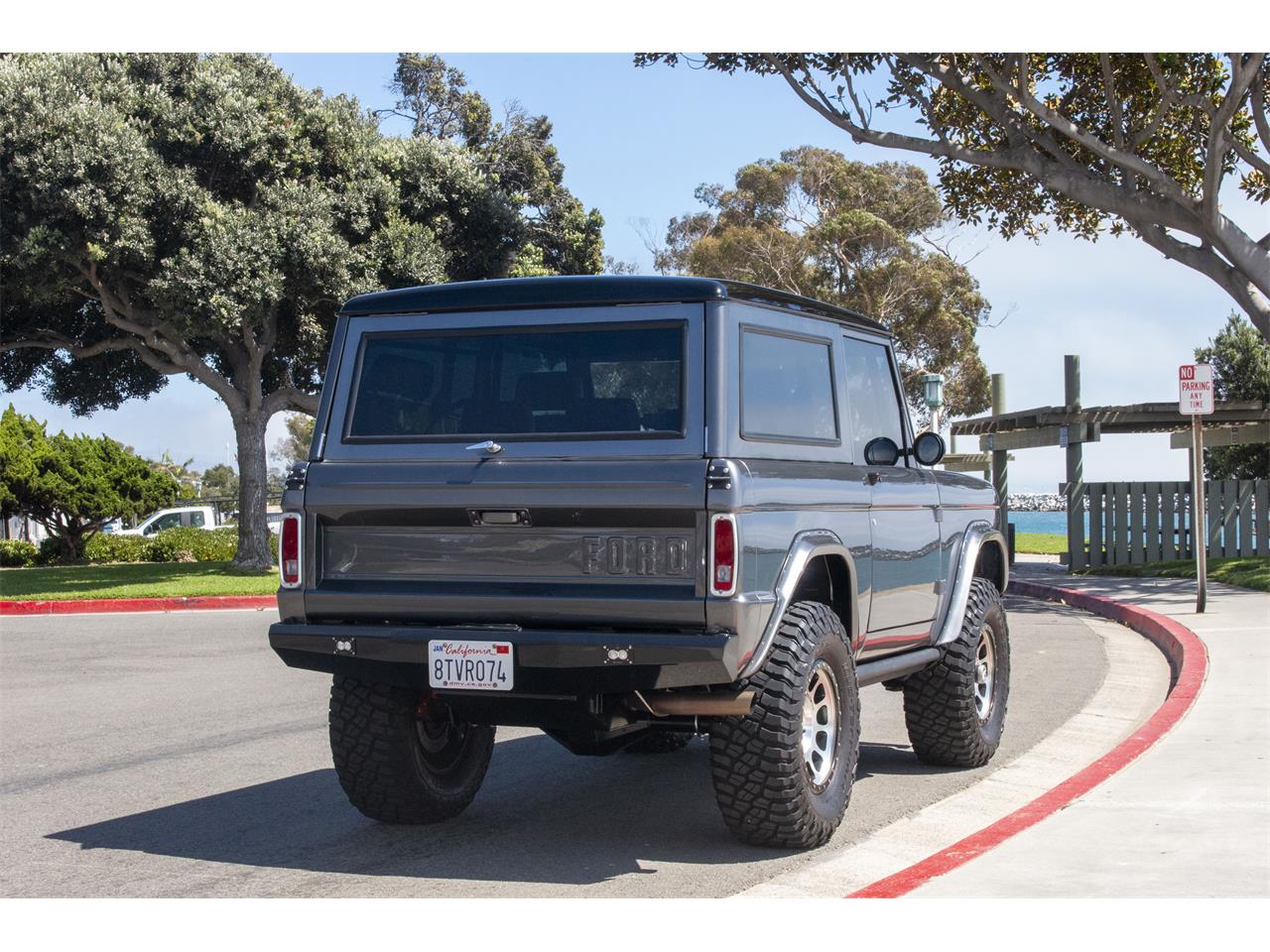 Ford-Bronco-1972-Magnetic-Metallic-Black-36