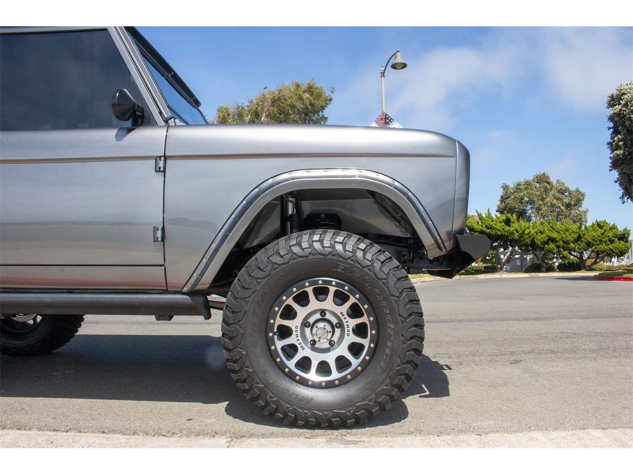 Ford-Bronco-1972-Magnetic-Metallic-Black-38