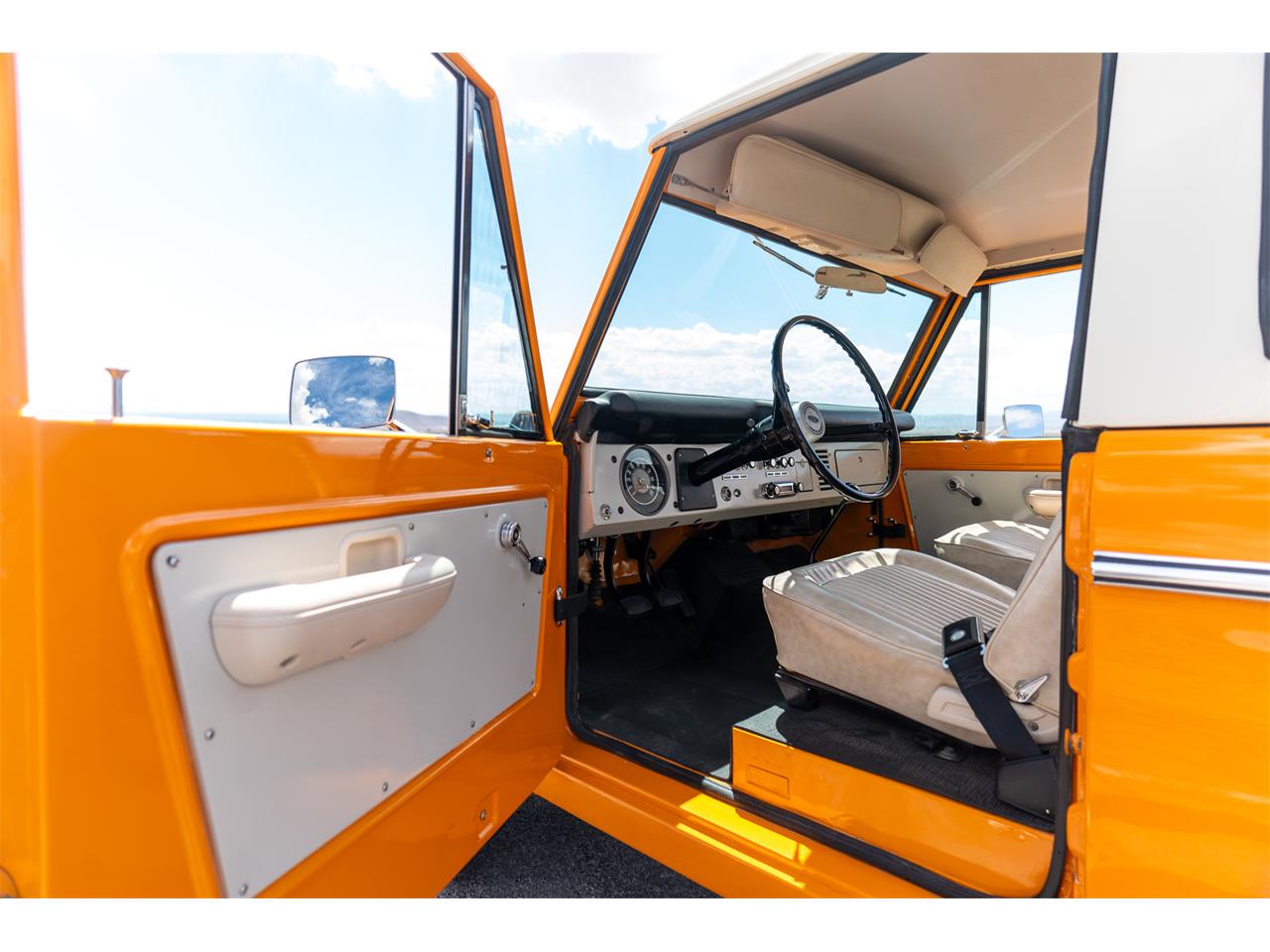 Ford-Bronco-1974-Bold-orange-White-1