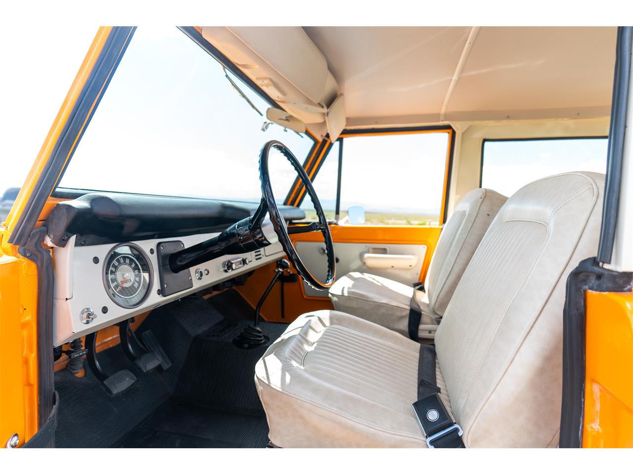 Ford-Bronco-1974-Bold-orange-White-10