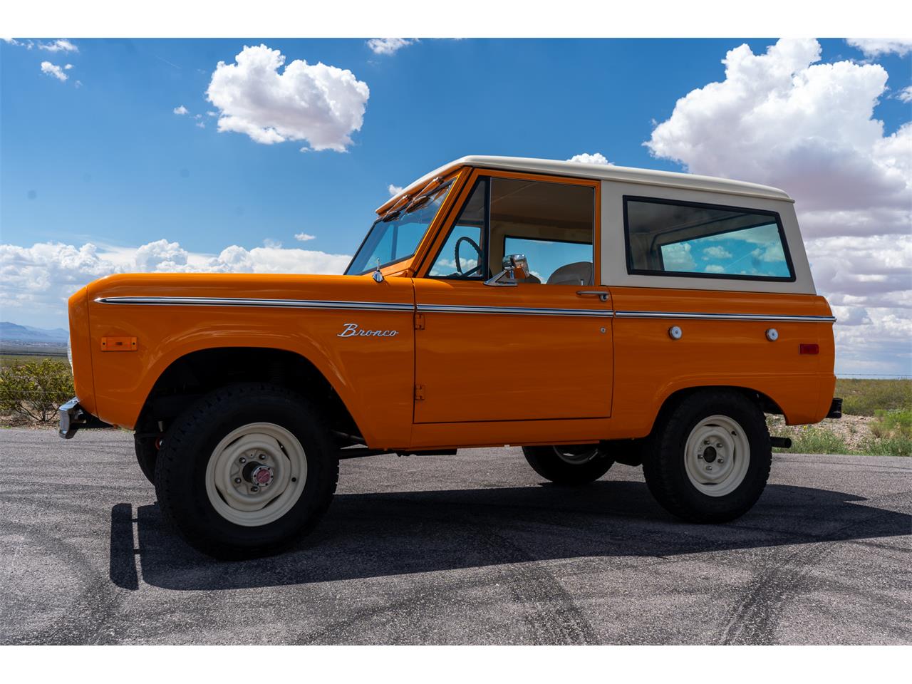 Ford-Bronco-1974-Bold-orange-White-11